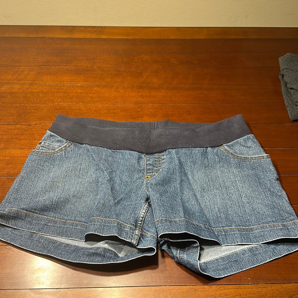 Maternity shorts